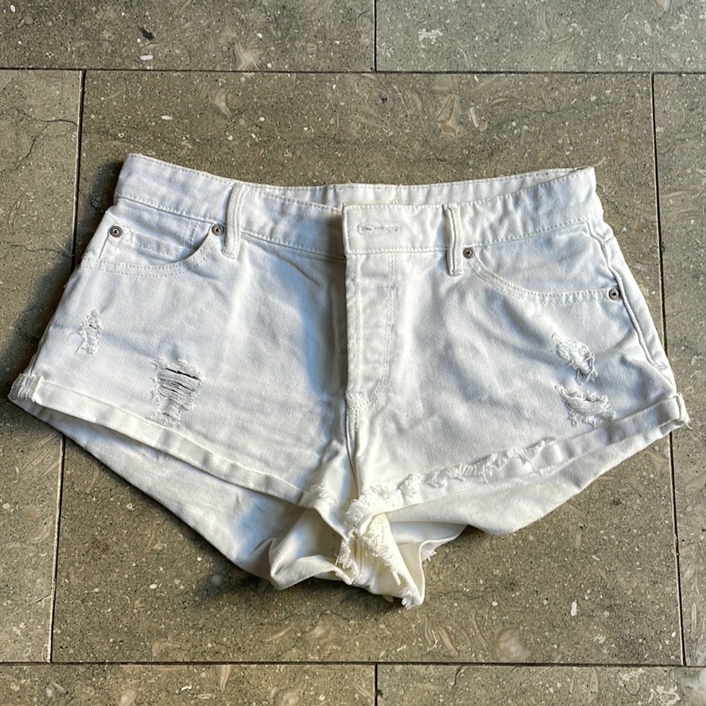 White Roxy JEAN SHORTS in great condition!
